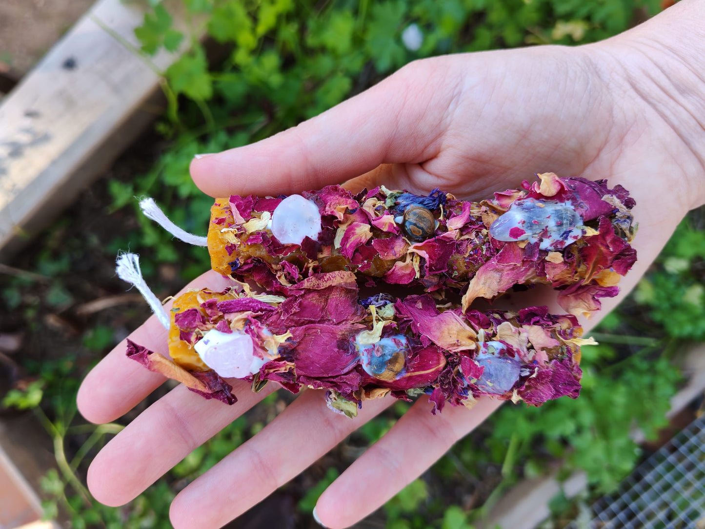 Vela de Miel Envuelta en Flores Secas y Minerales