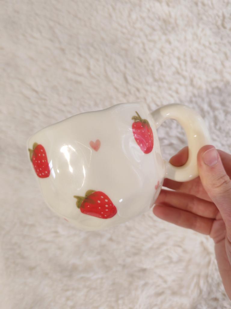 Taza Floral con Fresas